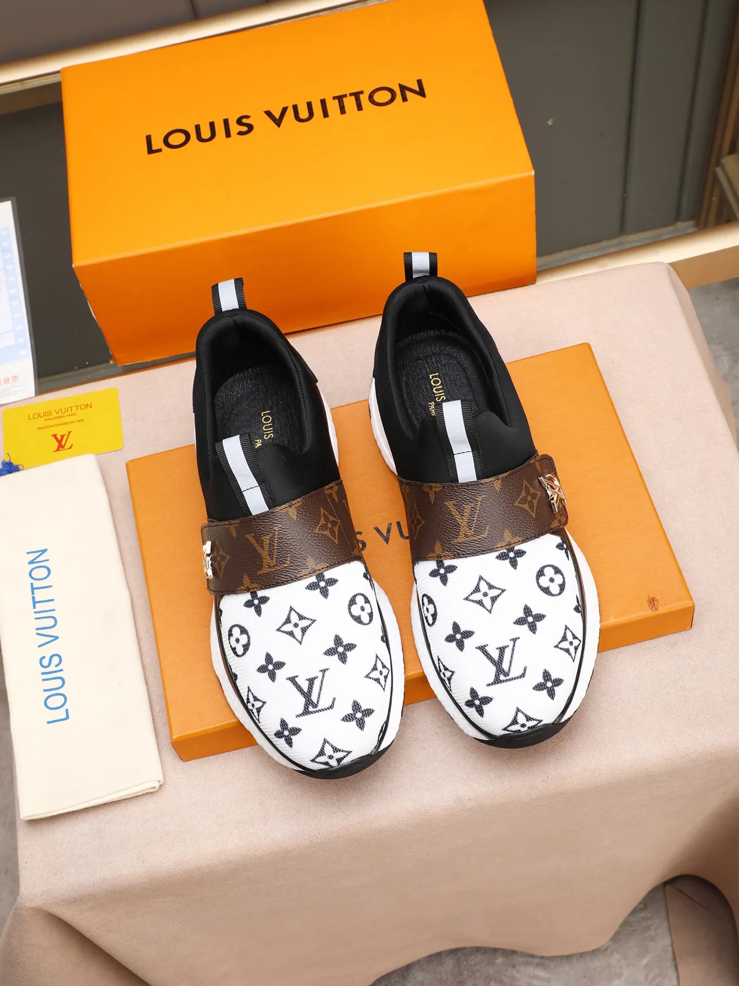 🪐🪐🪐Men's Shoes💰460💰[LV] A top fashion brand, a men's shoe that can handle various styles. The upper is made of a variety of materials, and the lining is imported mesh, which is sweat-absorbent and comfortable. The popcorn outsole design is the top priority - light and comfortable. Extremely testing process requirements: two colors available: 38-44 (customized at 45)